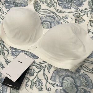 Nike Alate Women’s Sports Bra M never worn NWOT